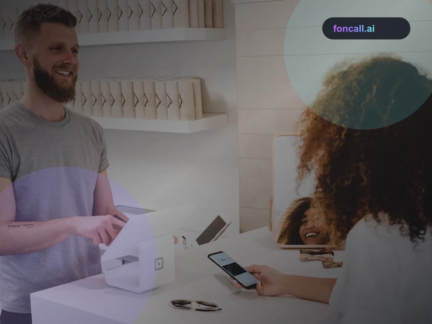 KI-Telefonassistent für E-Commerce & D2C: Online-Shop Arbeitsplatz mit Paket und Laptop