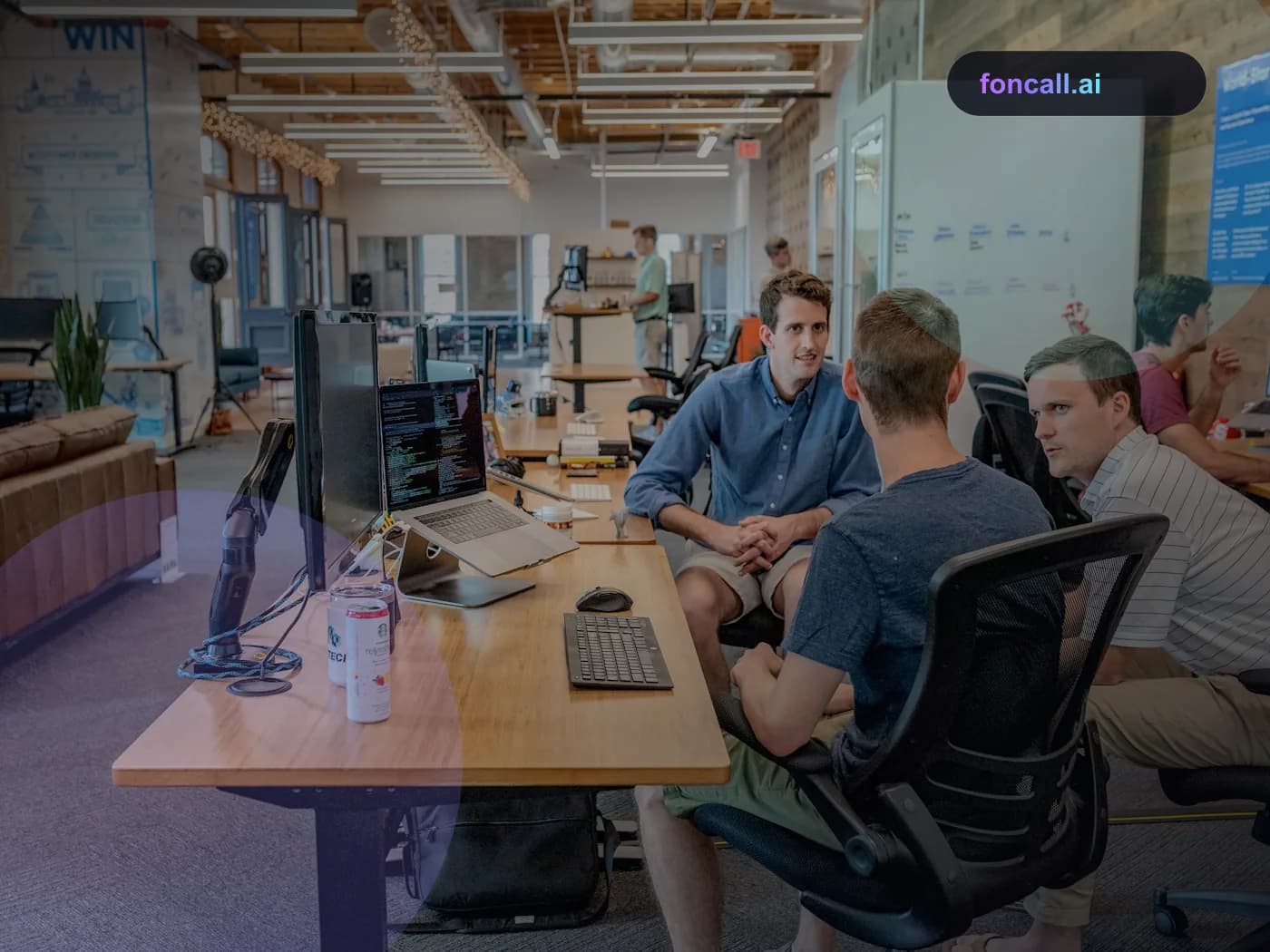 Kundenspezifischer KI-Chatbot für Unternehmen | foncall.ai Branchen-Hero Kundenspezifischer KI-Chatbot für Unternehmen: Team arbeitet an einem digitalen Chatbot- und Kundenservice-Dashboard